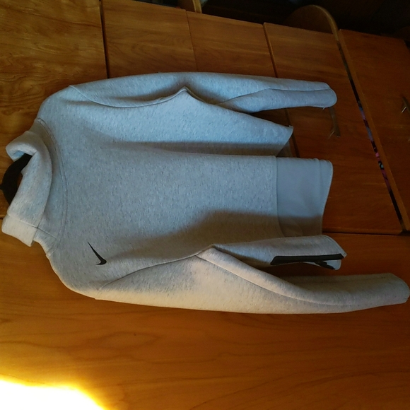 Nike cropped athleisure sweater, fits large. - Picture 2 of 6